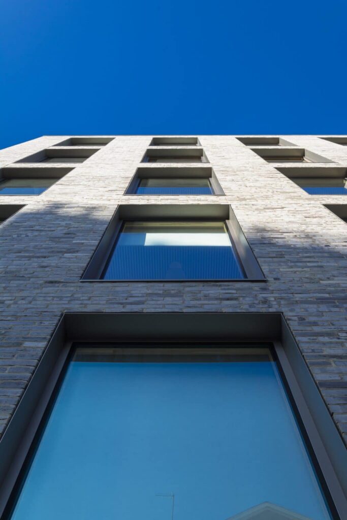 A building with windows and a blue sky.