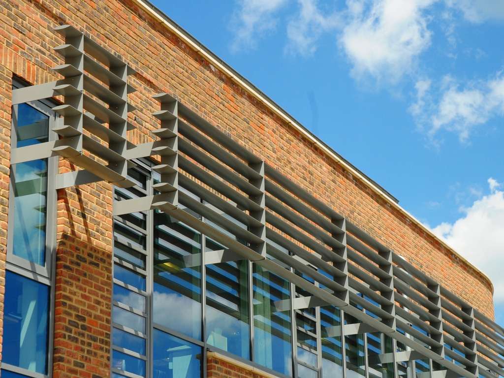 A building with MCP1098 slats and a blue sky.
