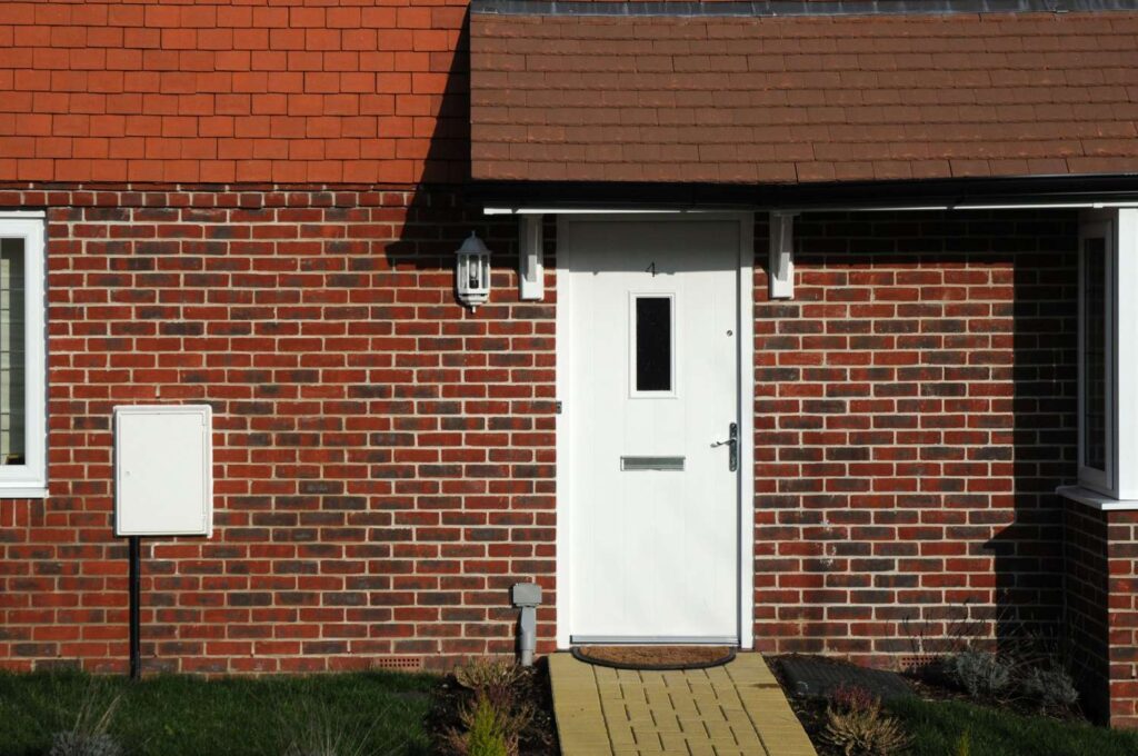 A MCP1106 house with a white door.