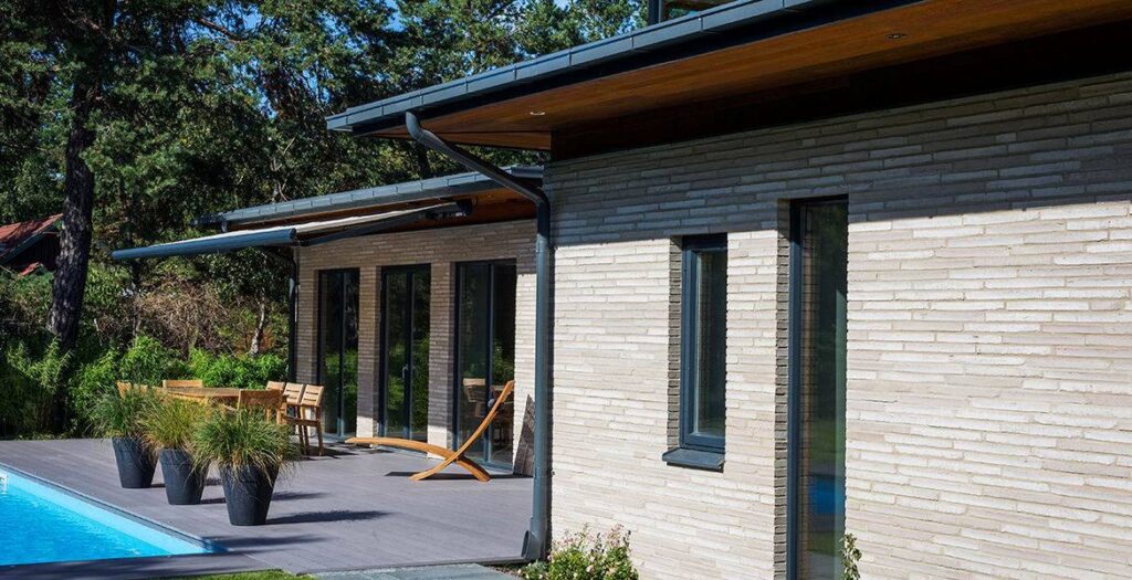 A modern house with a MCPN037 and patio.