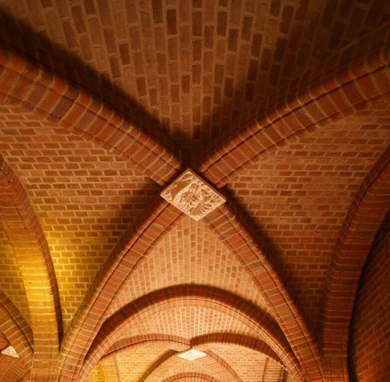 An MCPE056 ceiling in a brick building.