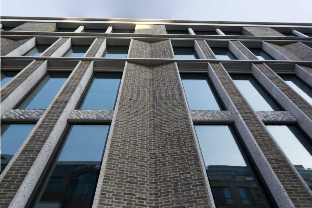 A MCPM093 building with windows on the side.