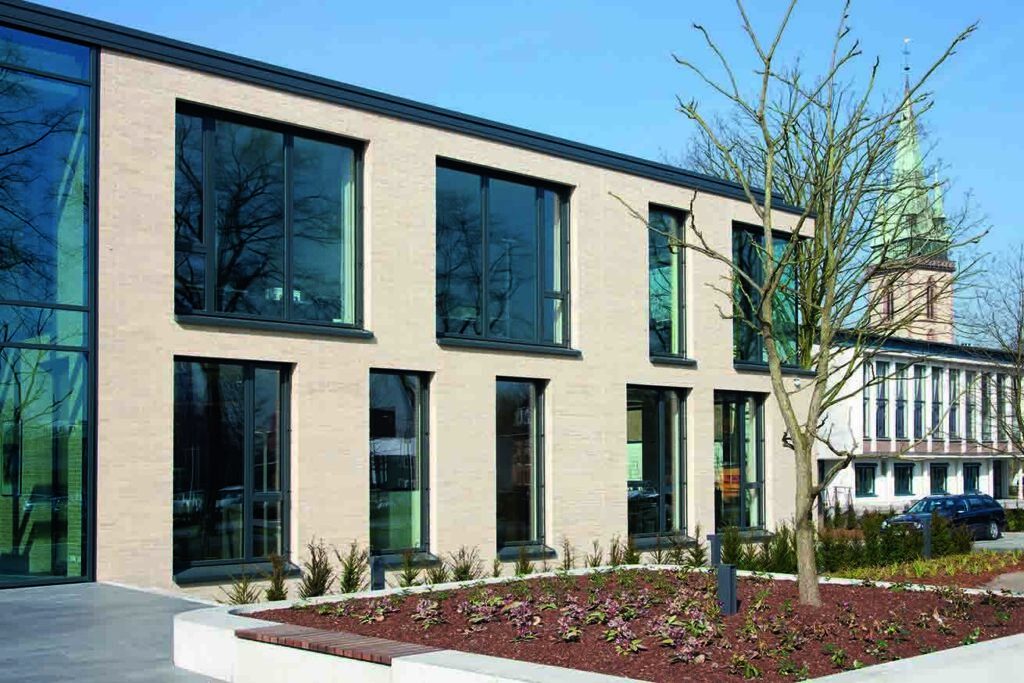 A building with windows and a MCPM115 in front of it.