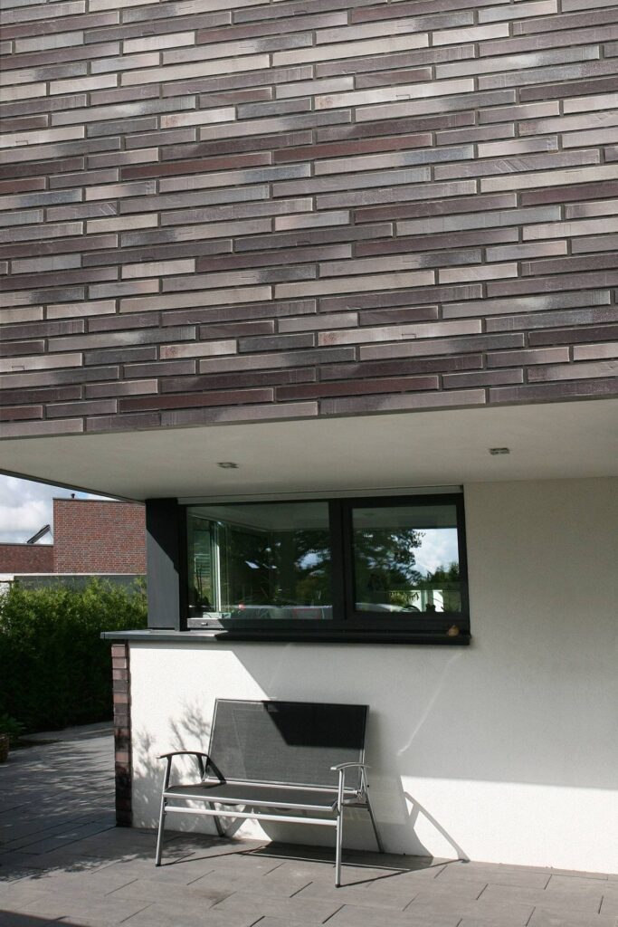 A modern house with a MCPH038 in front of it.