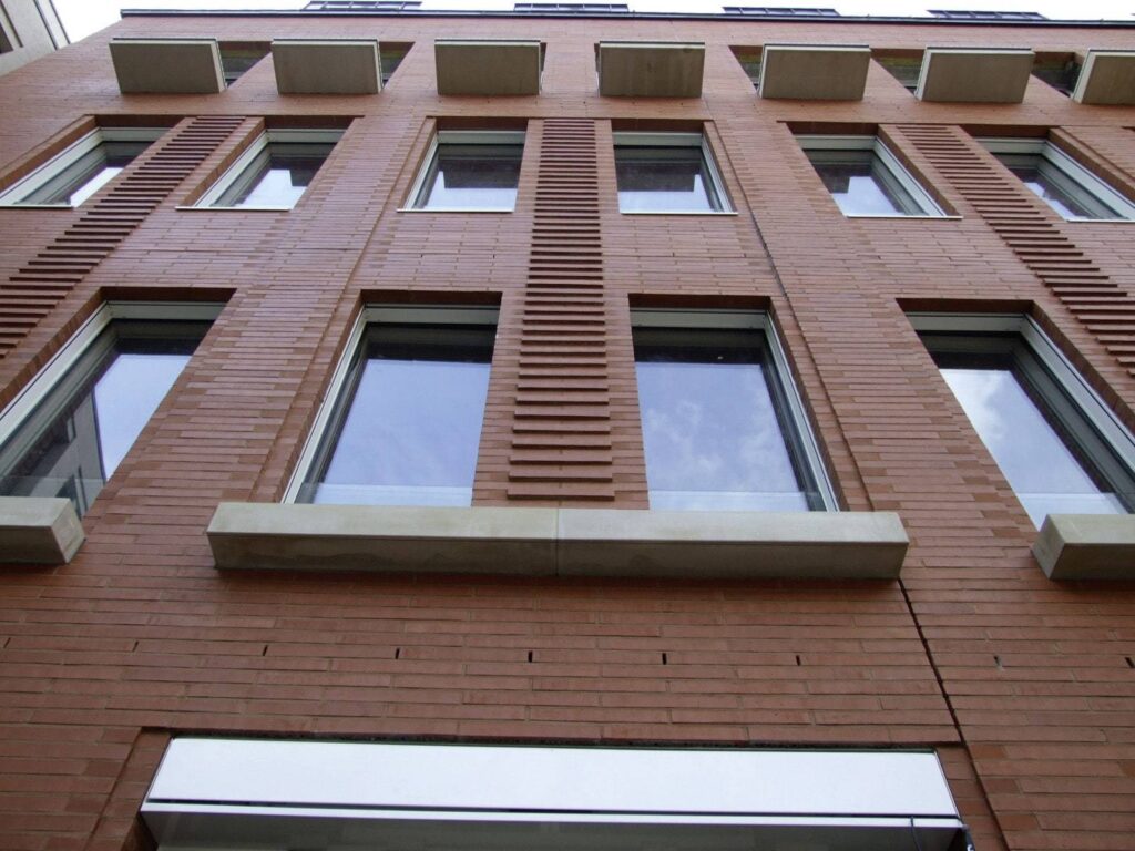 A MCPH041 building with windows.