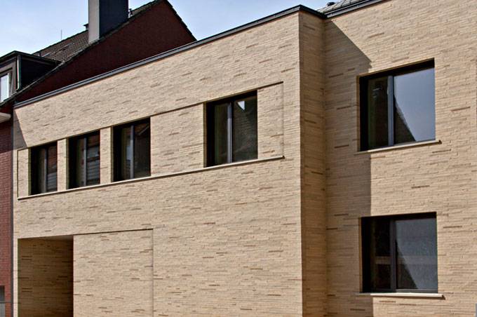 A MCPH044 building with windows on the side.