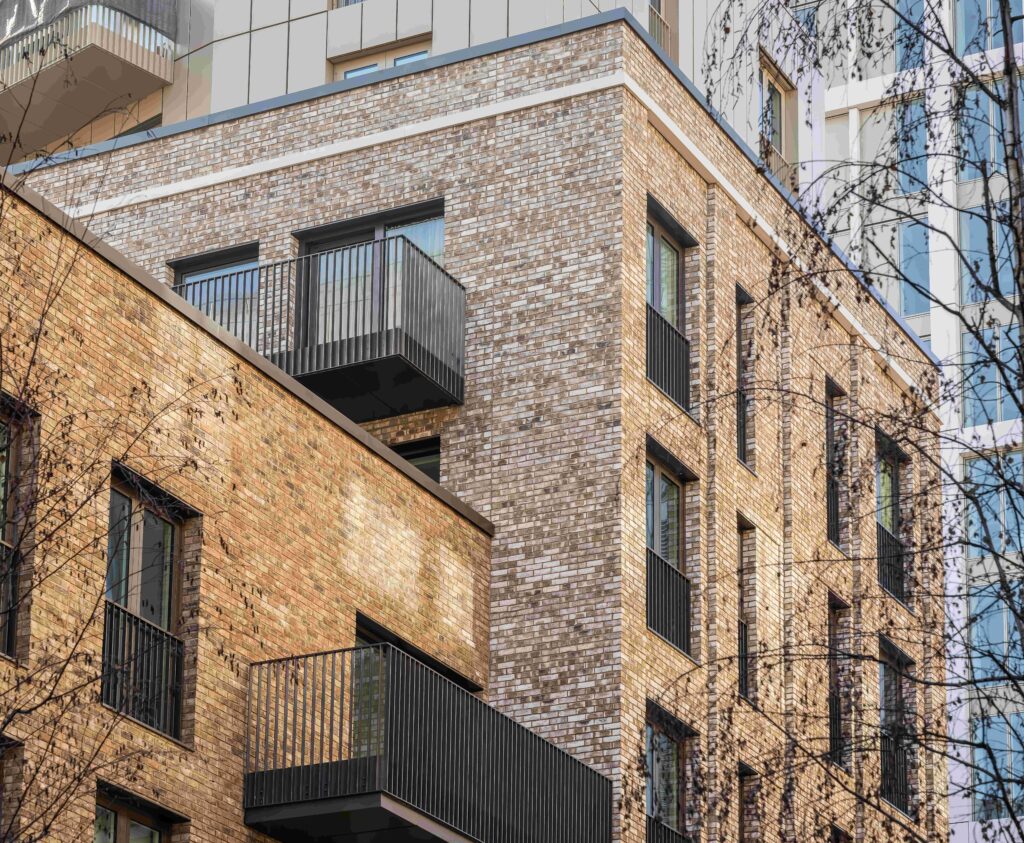 Modern apartment building with a MCPV187 facade and black balconies