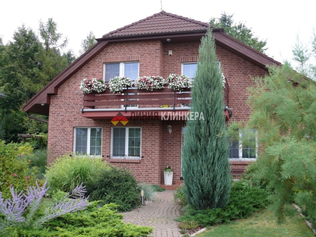 A MCPV133 house with white trim, adorned with flower boxes under the windows